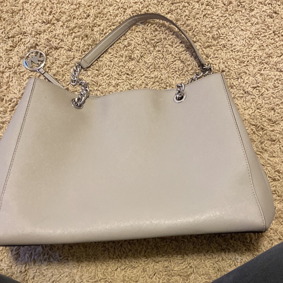 A grey Michael Kors chain purse. All grey and silver leather - Picture 3 of 8